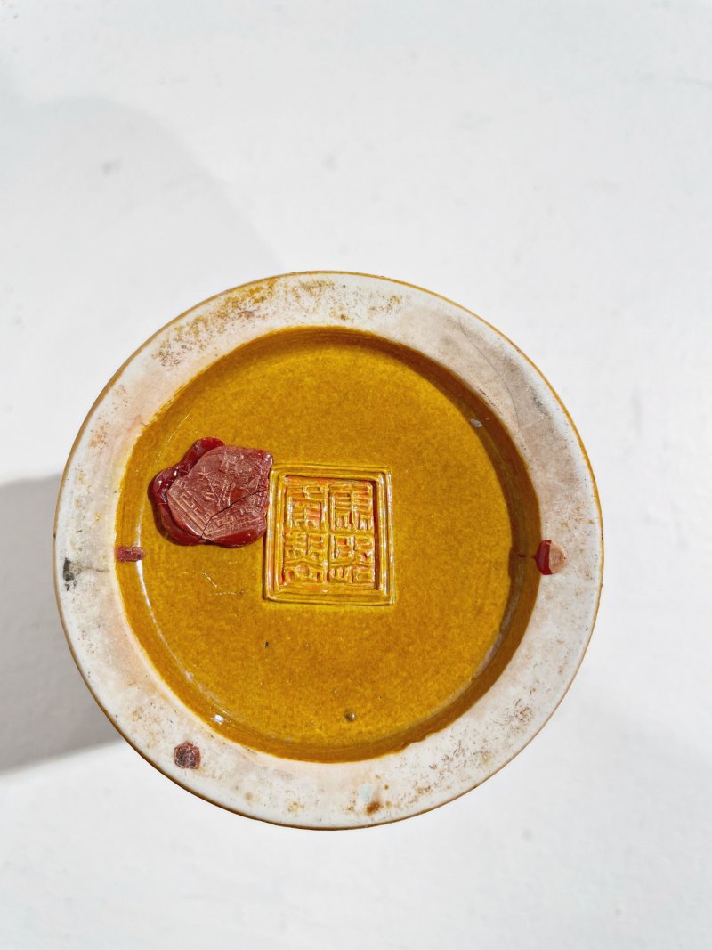 民國 黃釉素胎浮雕鶴紋筆筒 ⌈康熙年製⌋模印印章款 | A CARVED YELLOW-GLAZED BISCUIT 'CRANE' BRUSH POT - 图2