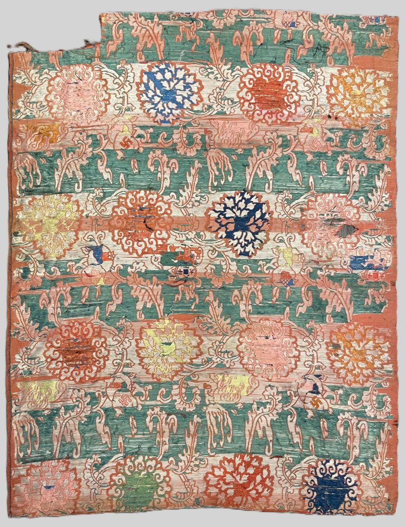 晚清 紅地妝花緞菊花紋片 | AN RED GROUND SILK 'CHRYSANTHEMUM' BROCADE FRAGMENT - 图2