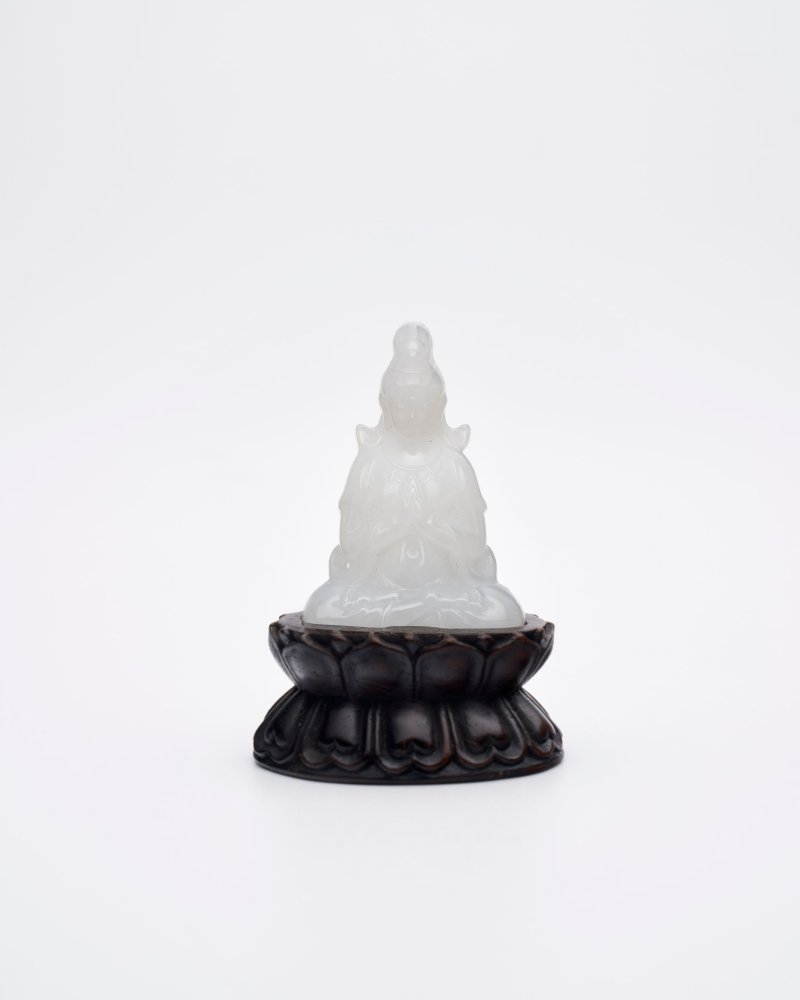 二十世紀 白玉菩薩小像、紅木蓮花座 | A SMALL WHITE JADE FIGURE OF BODHISATTVA - 图1