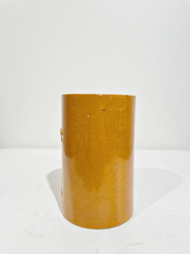 民國 黃釉素胎浮雕鶴紋筆筒 ⌈康熙年製⌋模印印章款 | A CARVED YELLOW-GLAZED BISCUIT 'CRANE' BRUSH POT - 图3