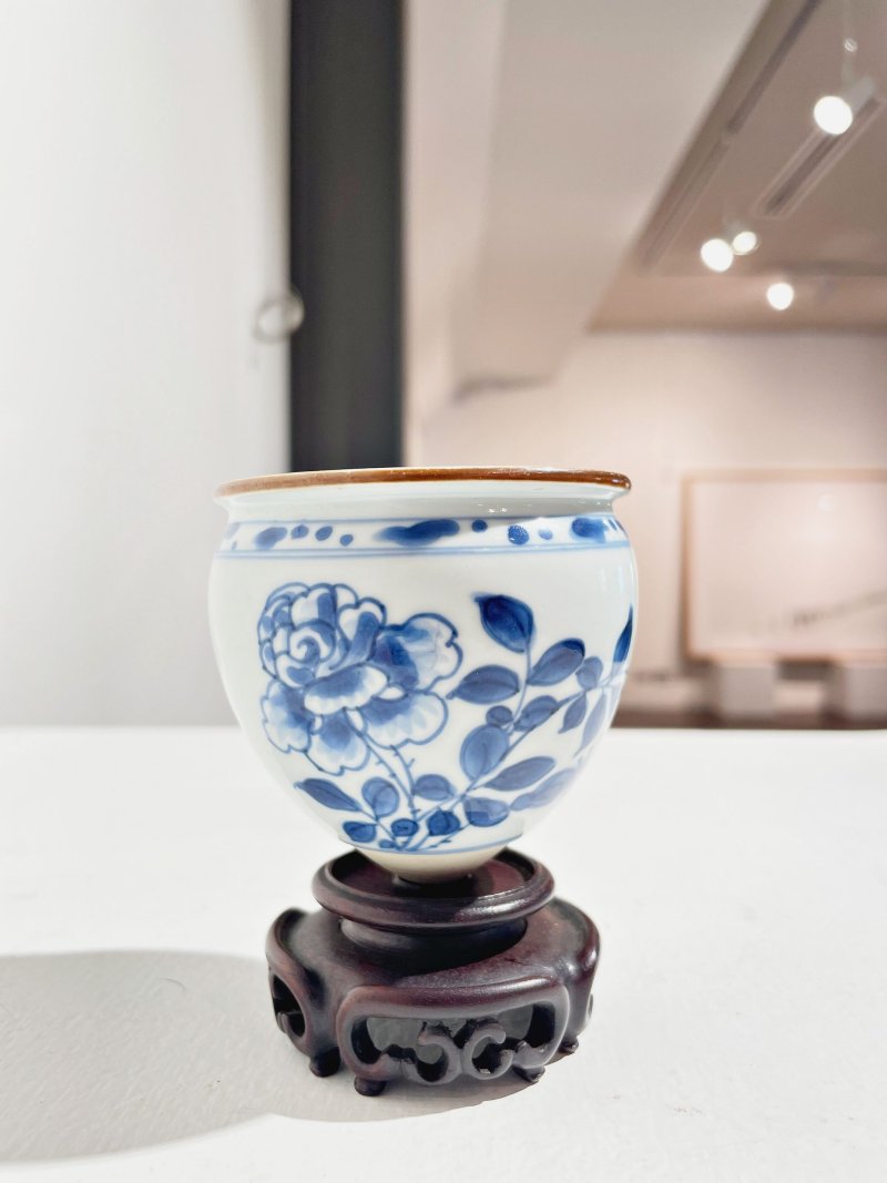 過渡時期 青花花卉紋（高足）净水碗 及座 | A BLUE AND WHITE 'FLORAL' BOWL FOR A STEM CUP - 图10