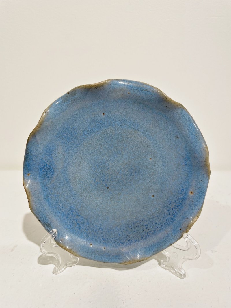 明 （或）鈞窯天藍釉花口盤 | A BLUE-GLAZED LOBED DISH - 图5