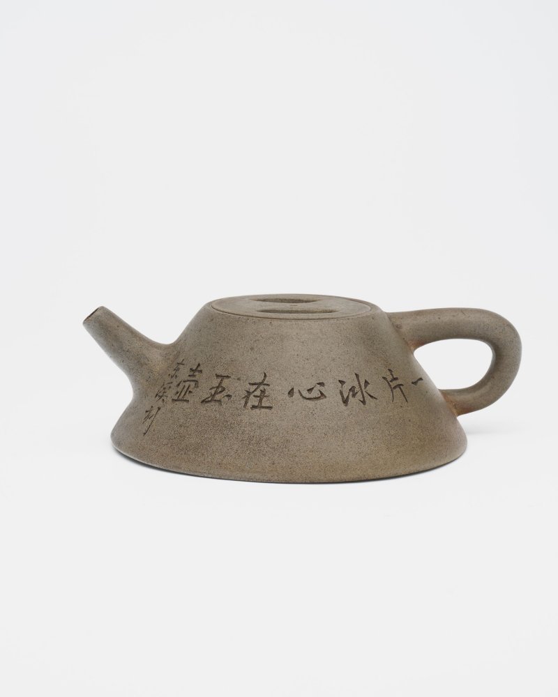 二十世紀 宜興青灰段泥牛蓋石瓢壺 ⌈楊彭年⌋印章款 | A YIXING 'ORCHID' TEAPOT - 图10
