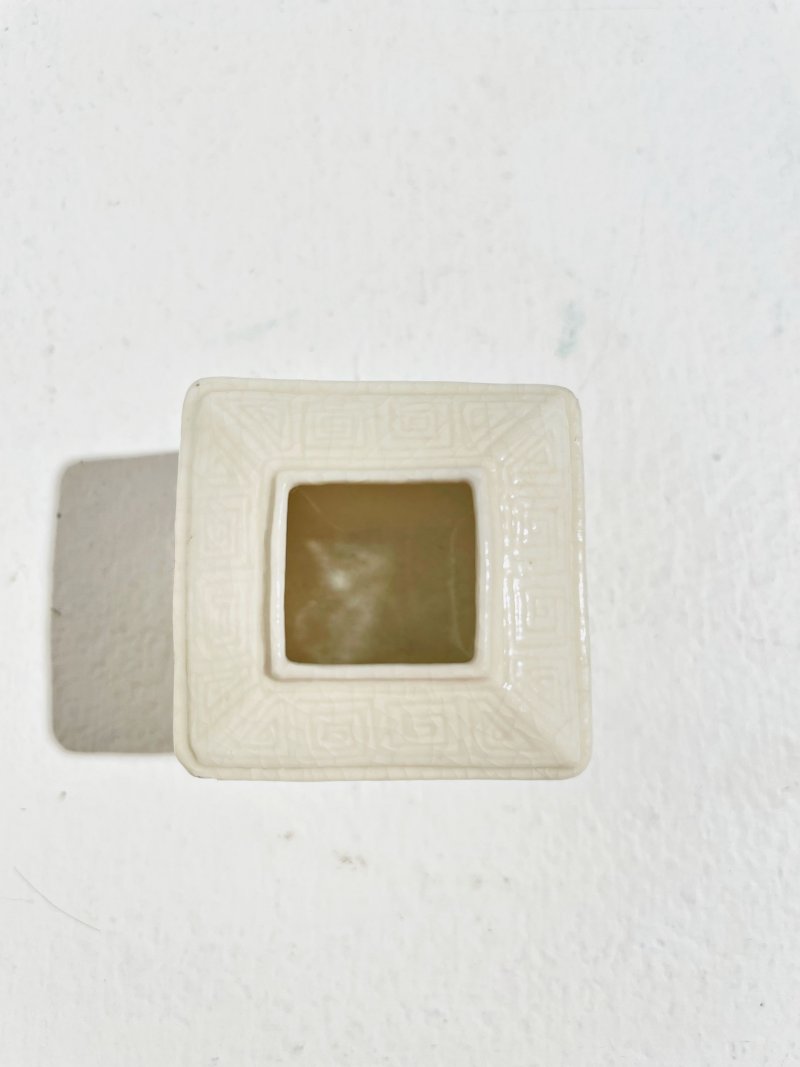 清十八至十九世紀 漿胎四方饕餮紋小水盂 | A SMALL SOFT-PASTE PORCELAIN SQUARE WATER COUPE - 图4