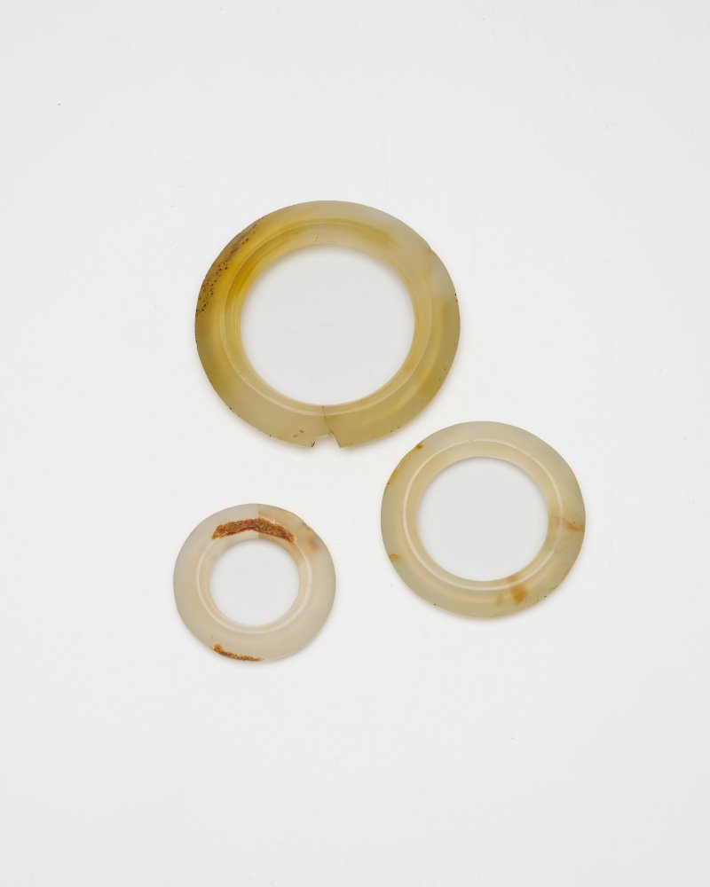 漢或以後 瑪瑙瑗三枚 | THREE AGATE RINGS