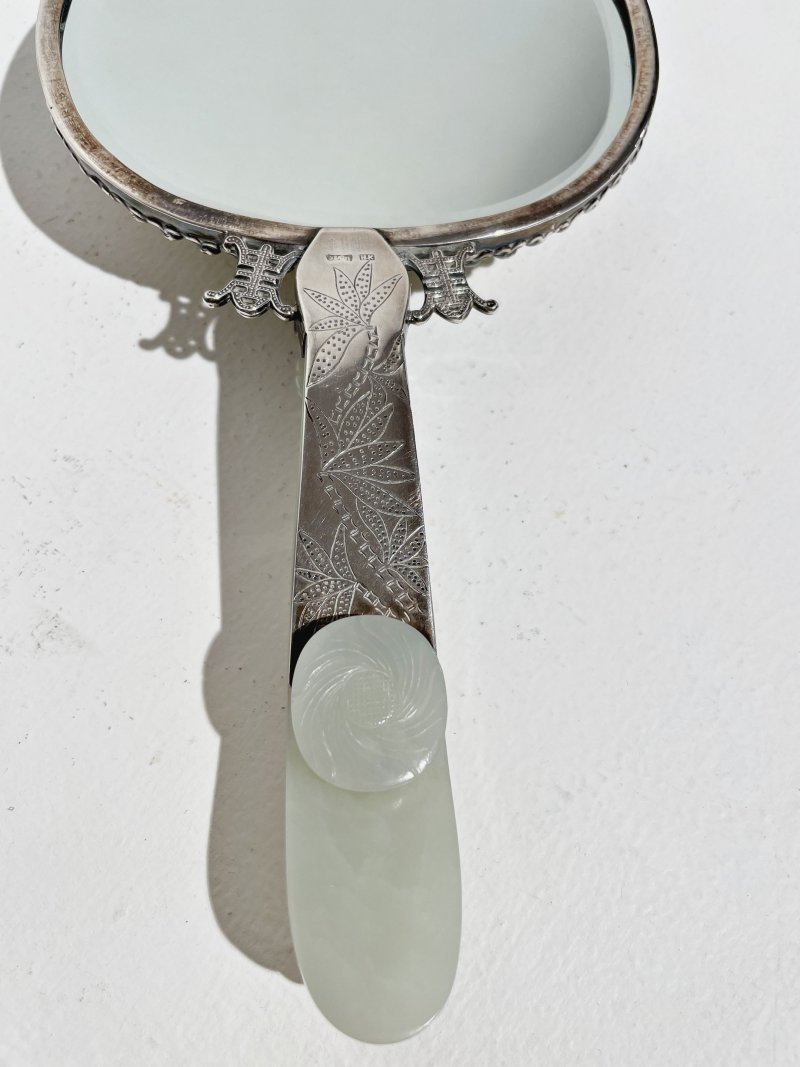 傳承： | A CARVED JADE AND SILVER HAND MIRROR AND VANITY BOX - 图3