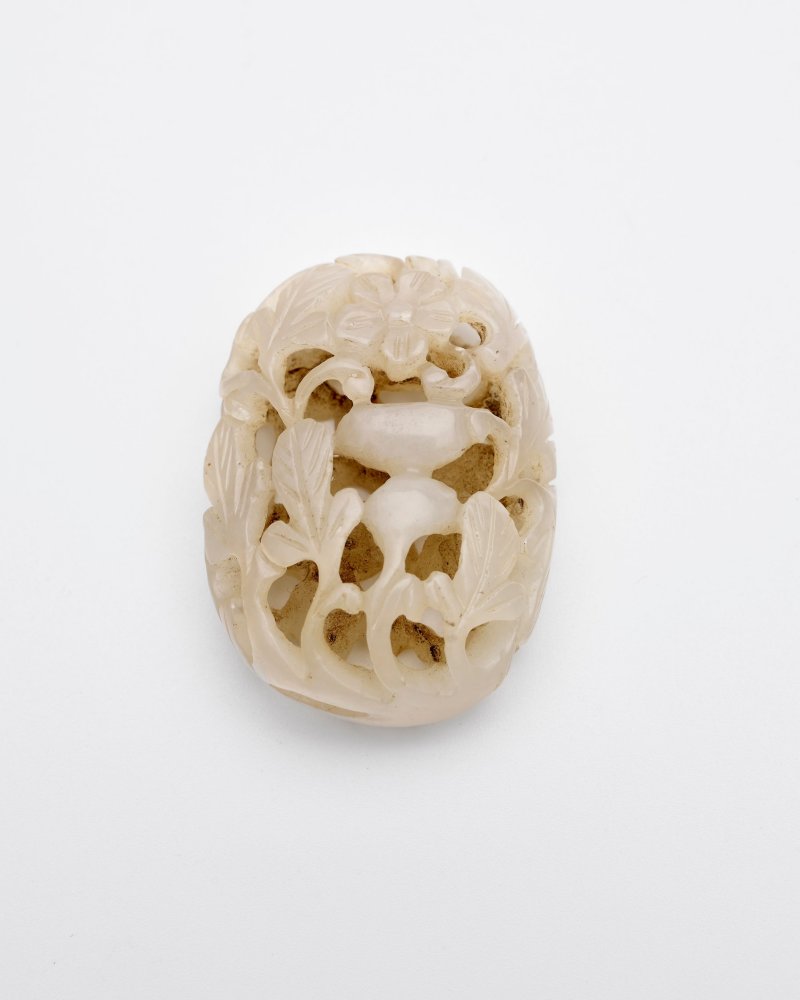 青白玉鏤雕⌈花卉葫蘆⌋墜 | A RETICULATED 'GOURD' PENDANT - 图4