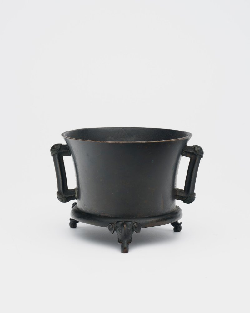 明末/清初 雙耳象足銅爐 ⌈大明宣德年製⌋楷款 | A BRONZE TRIPOD INCENSE BURNER WITH SCROLL HANDLES AND ELEPHANT-HEAD FEET - 图1