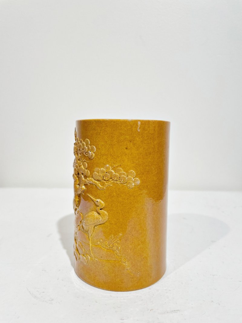 民國 黃釉素胎浮雕鶴紋筆筒 ⌈康熙年製⌋模印印章款 | A CARVED YELLOW-GLAZED BISCUIT 'CRANE' BRUSH POT - 图4