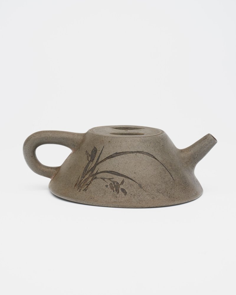二十世紀 宜興青灰段泥牛蓋石瓢壺 ⌈楊彭年⌋印章款 | A YIXING 'ORCHID' TEAPOT - 图1