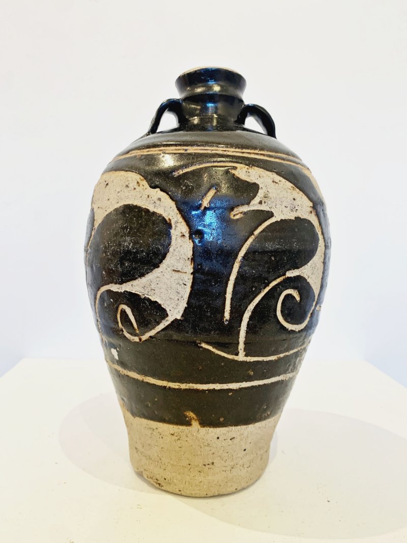 金/元 渾源窯黑釉剔刻卷草紋罐 | A CARVED CIZHOU OR HUNYUAN BLACK-GLAZED JAR - 图12
