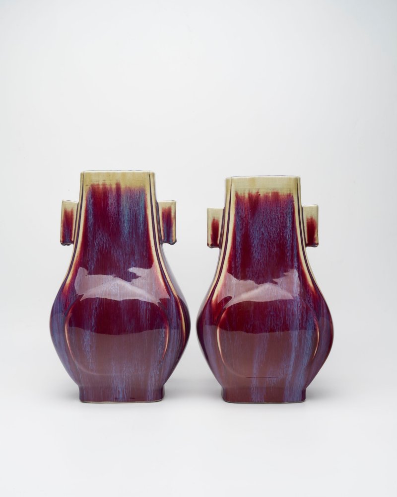 二十世紀 窯變釉貫耳瓶一對 | A PAIR OF FLAMBE-GLAZED RECTANGULAR VASES - 图4