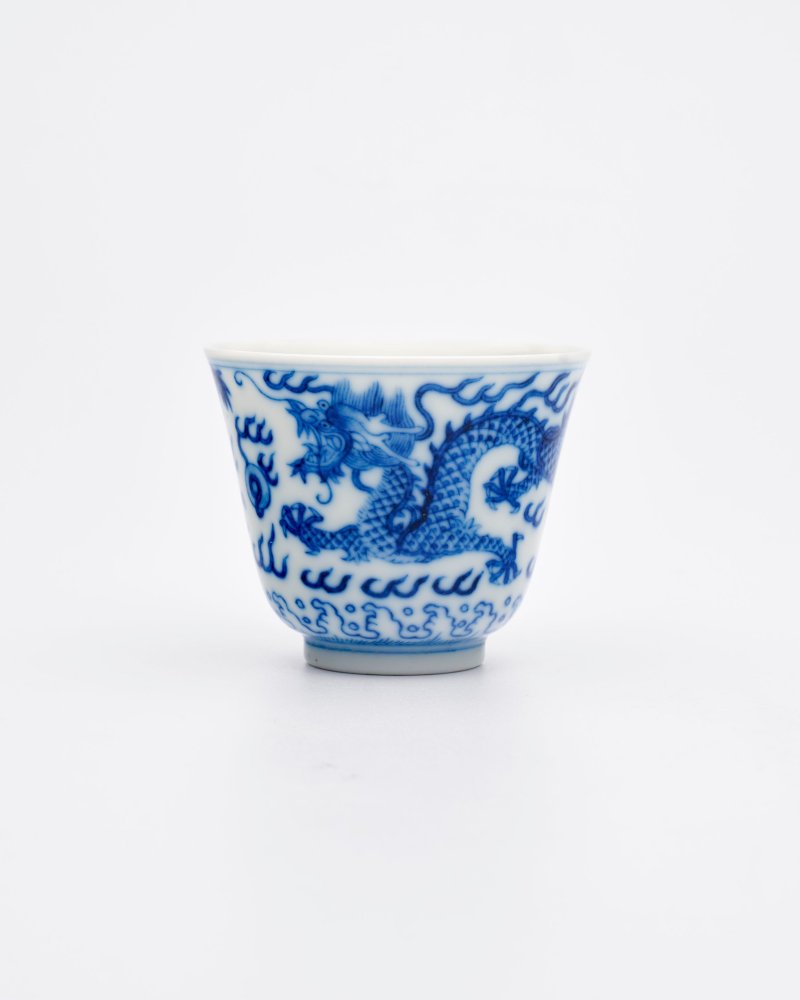 青花雲龍趕珠紋仰鈡杯 ⌈大清光緒年製⌋青花楷書款 並盒 | A BLUE AND WHITE 'DRAGON' CUP - 图1