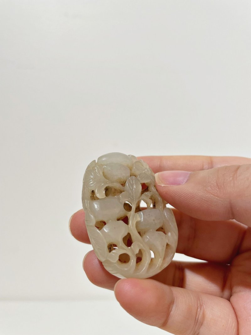 青白玉鏤雕⌈花卉葫蘆⌋墜 | A RETICULATED 'GOURD' PENDANT - 图5