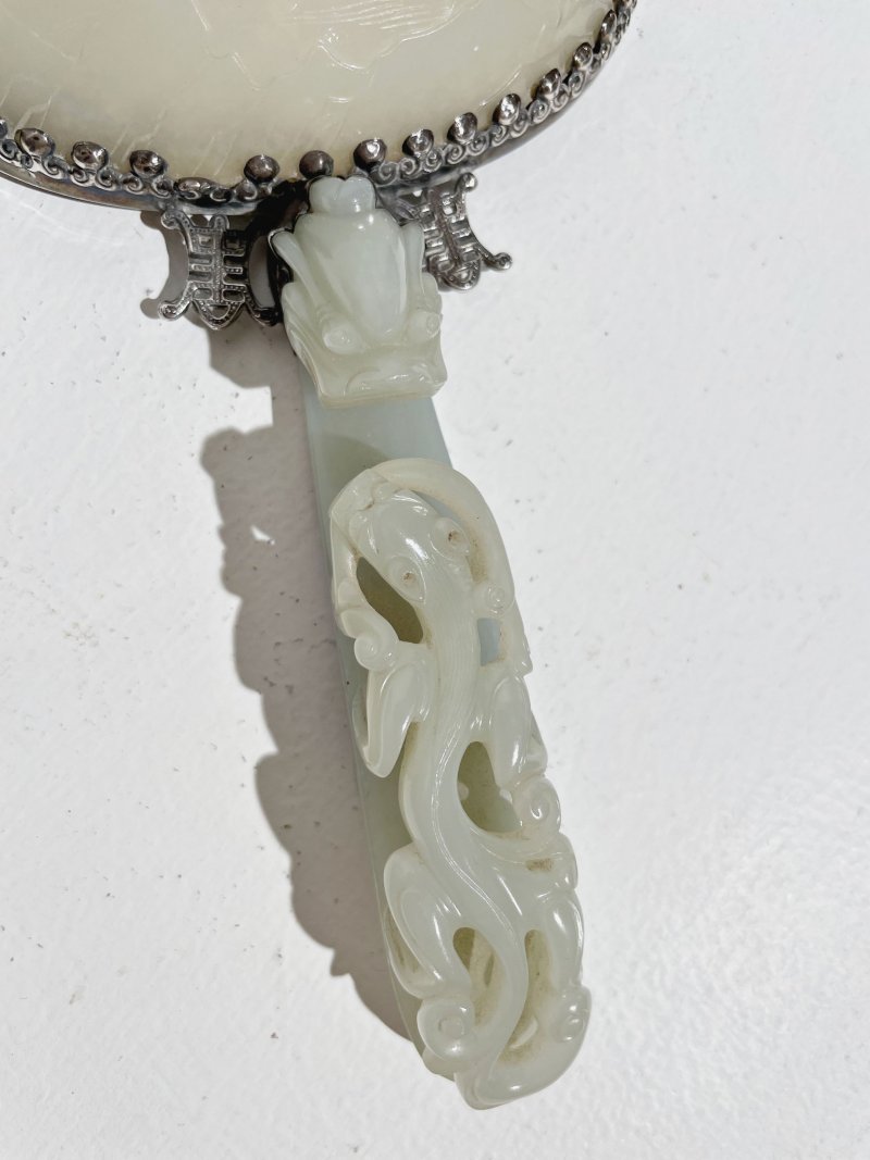 傳承： | A CARVED JADE AND SILVER HAND MIRROR AND VANITY BOX - 图4
