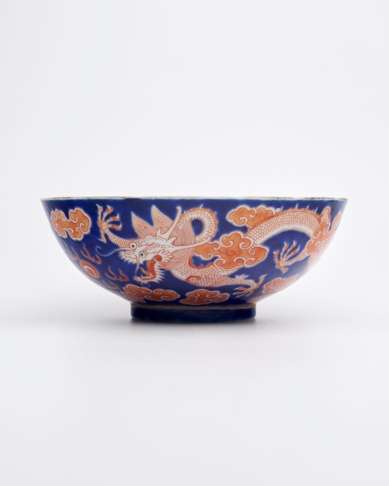 十九世紀 藍地礬紅彩龍紋碗 ⌈大清道光年製⌋礬紅篆書款 | A BLUE GROUND IRON-RED ENAMELLED 'DRAGON' BOWL - 图1