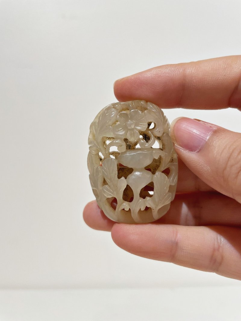 青白玉鏤雕⌈花卉葫蘆⌋墜 | A RETICULATED 'GOURD' PENDANT - 图6