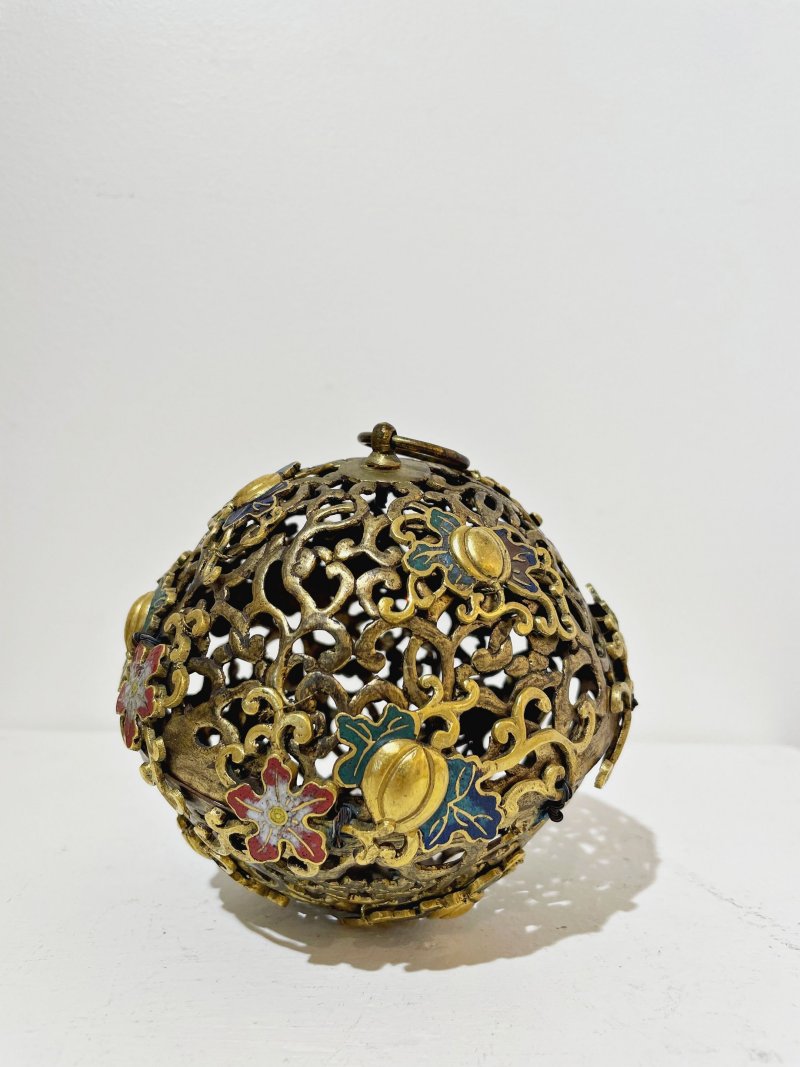 十八世紀 銅鎏金鏨胎琺琅瓜果紋香囊 | A CHINESE CHAMPLEVE-ENAMEL AND GILT COPPER SPHERICAL PERFUME HOLDER - 图11
