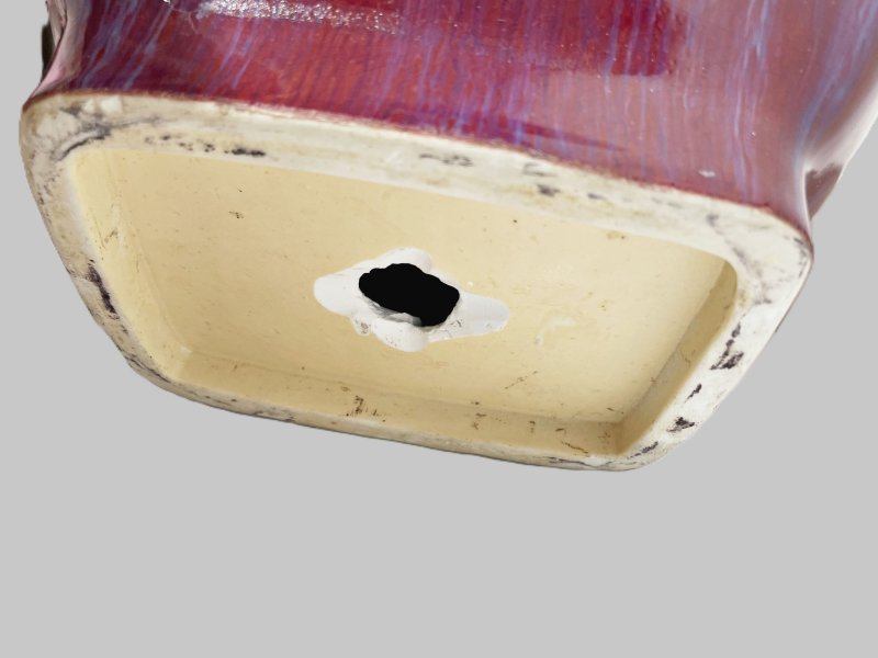 二十世紀 窯變釉貫耳瓶一對 | A PAIR OF FLAMBE-GLAZED RECTANGULAR VASES - 图5