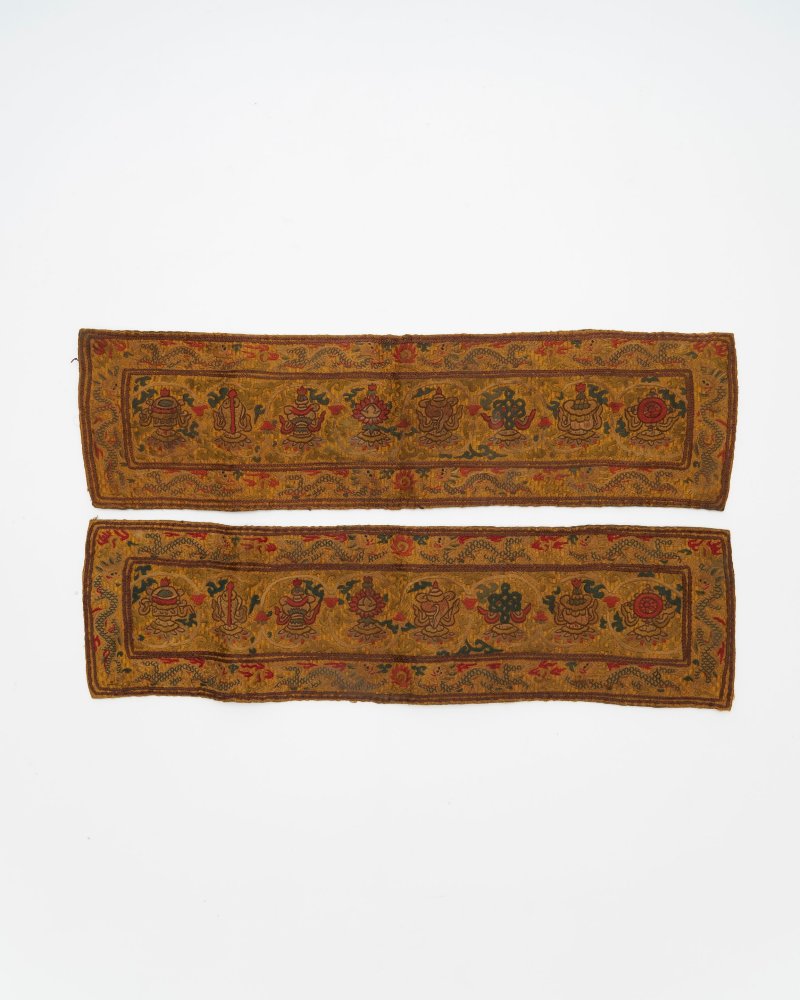 十九/二十世紀 刺綉八吉祥紋扉飾成對 | A PAIR OF EMBROIDERED 'BUDDHIST EMBLEM' SUTRA COVERS
