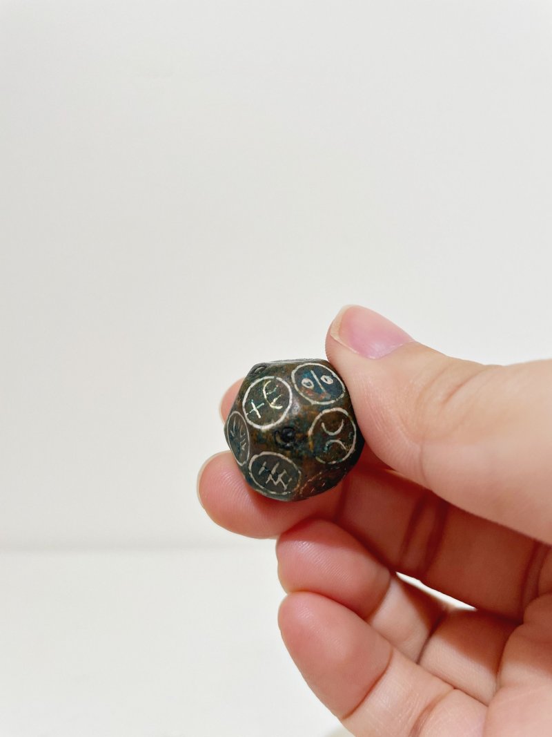 銅錯銀十八面骰 | A BRONZE DICE WITH SILVER INLAYS - 图2