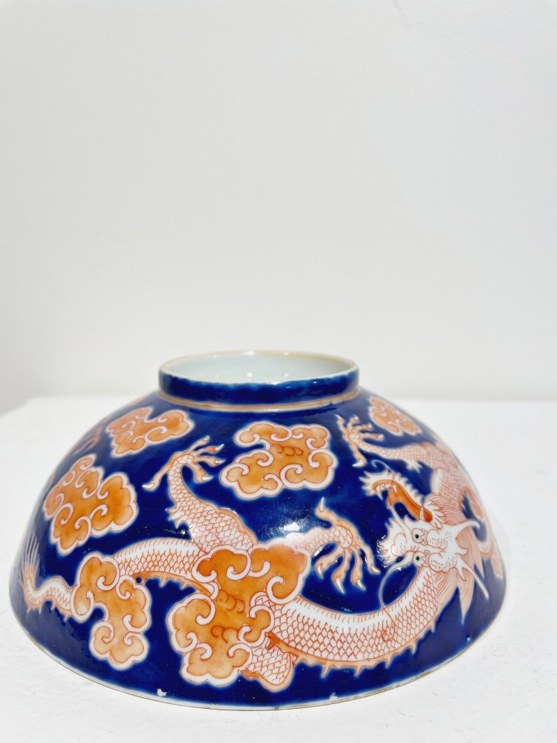 十九世紀 藍地礬紅彩龍紋碗 ⌈大清道光年製⌋礬紅篆書款 | A BLUE GROUND IRON-RED ENAMELLED 'DRAGON' BOWL - 图9