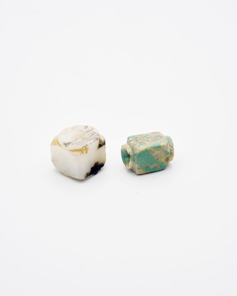 白玉帶沁、綠松石琮、瑪瑙佩及仿古玉玦一組四件 | TWO CONG, AN AGATE PENDANT, AND AN ARCHAISTIC JADE JUE - 图4