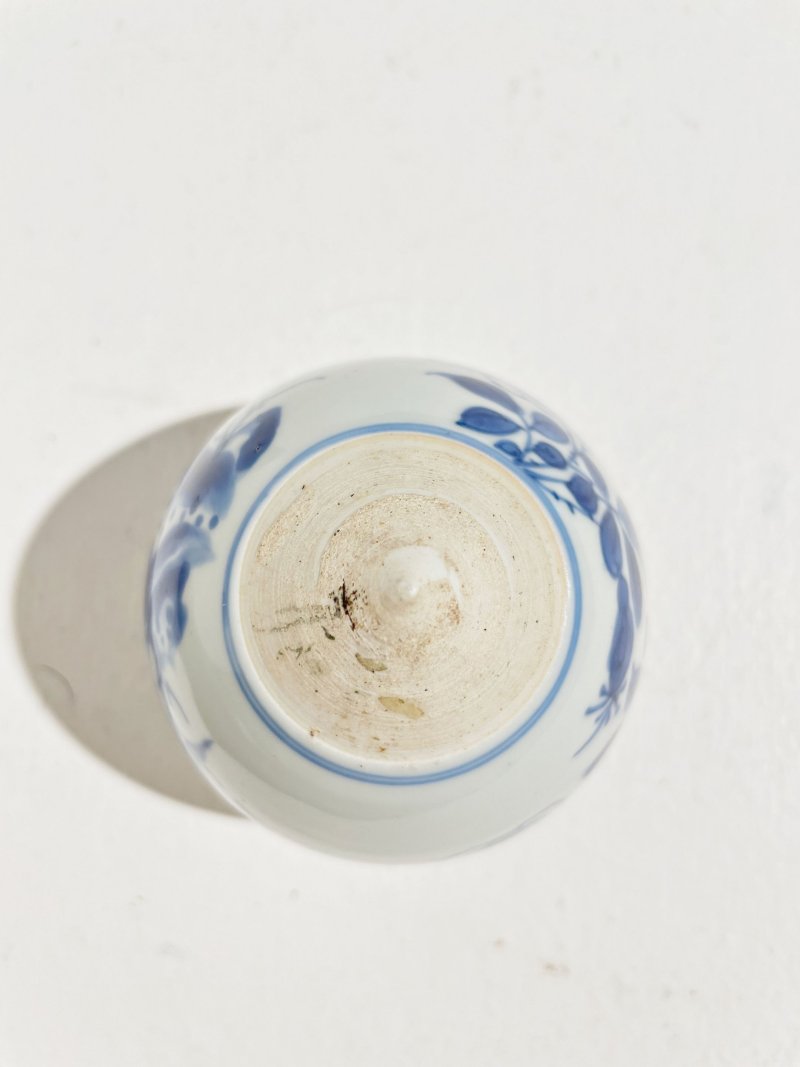 過渡時期 青花花卉紋（高足）净水碗 及座 | A BLUE AND WHITE 'FLORAL' BOWL FOR A STEM CUP - 图4