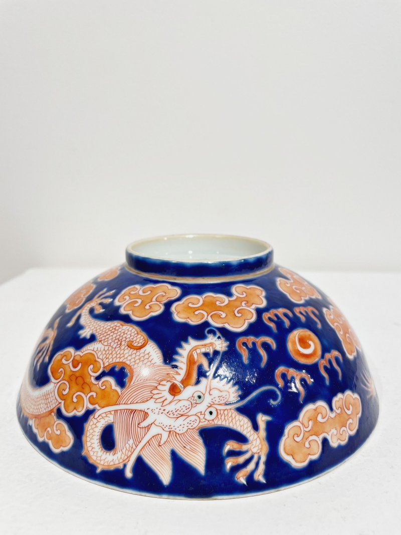 十九世紀 藍地礬紅彩龍紋碗 ⌈大清道光年製⌋礬紅篆書款 | A BLUE GROUND IRON-RED ENAMELLED 'DRAGON' BOWL - 图3