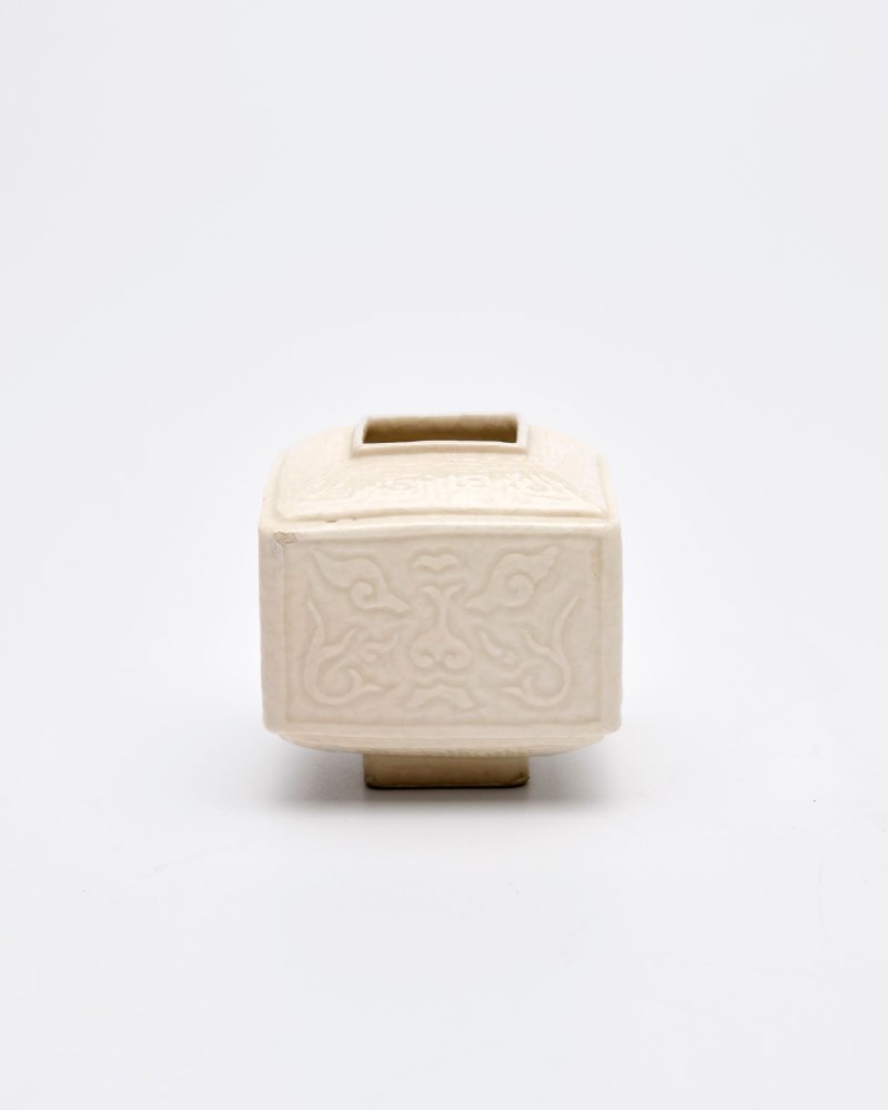 清十八至十九世紀 漿胎四方饕餮紋小水盂 | A SMALL SOFT-PASTE PORCELAIN SQUARE WATER COUPE - 图9