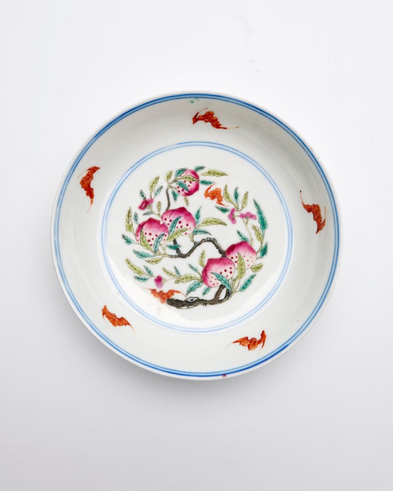 二十世紀 粉彩蝠桃紋盤 ⌈大清乾隆年製⌋青花篆書款 | A FAMILIE ROSE 'BATS AND PEACHES' PLATE - 图3