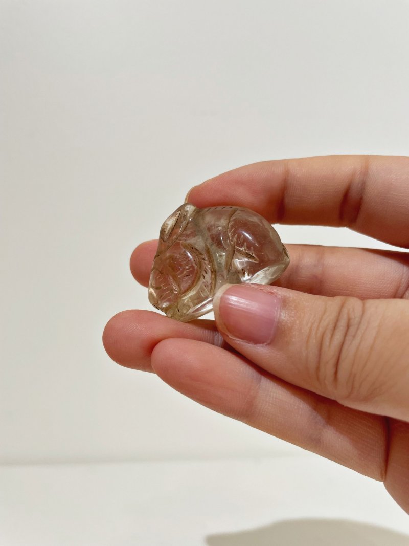 水晶鏤雕柄飾、玉髓蛇形珮及水晶兔形墜一組三件 | A ROCK CRYSTAL 'MYTHICAL BEAST' CARVING, A CHALCEDONY 'SNAKE' PENDANT AND A ROCK CRYSTAL 'RABBIT' PENDANT - 图3