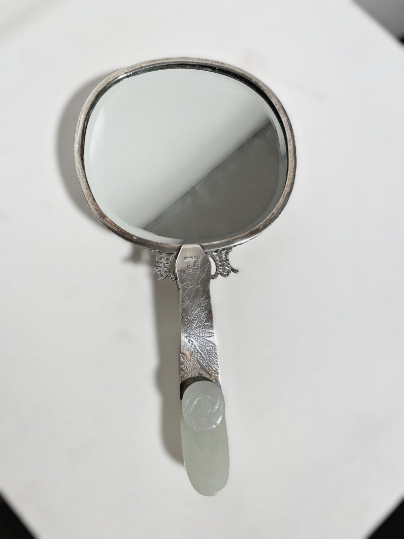 傳承： | A CARVED JADE AND SILVER HAND MIRROR AND VANITY BOX - 图7