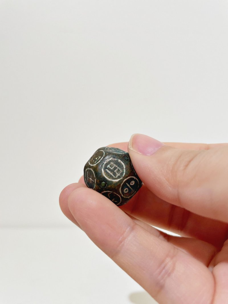銅錯銀十八面骰 | A BRONZE DICE WITH SILVER INLAYS - 图3