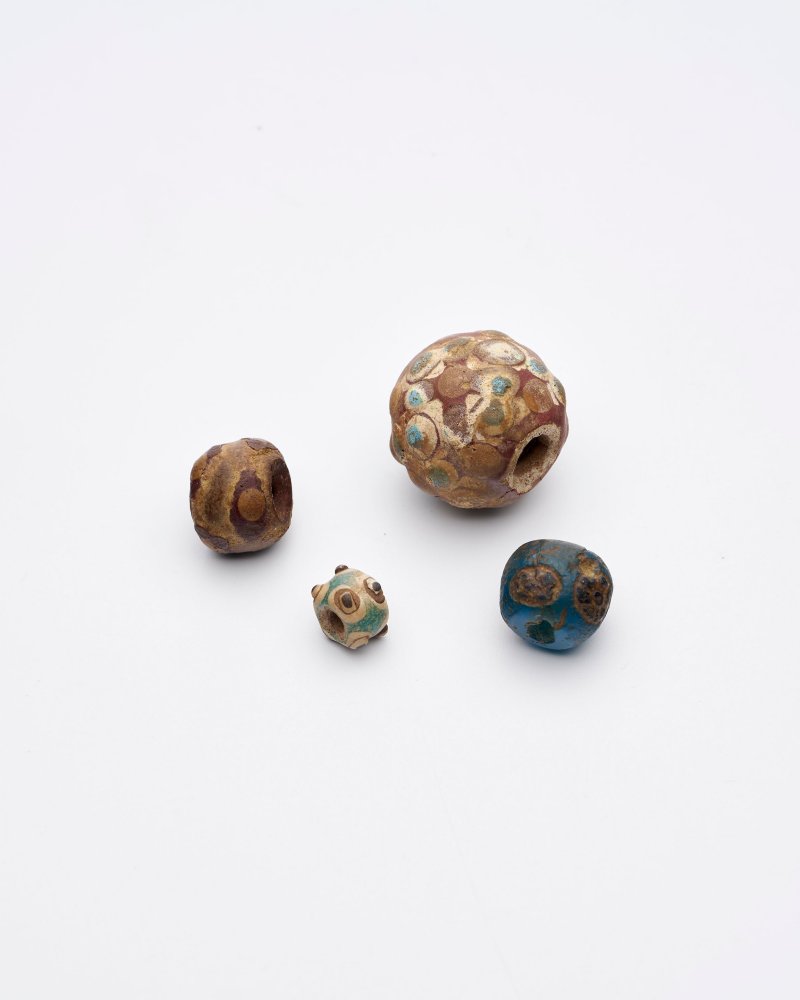 蜻蜓眼三枚、玻璃串珠一枚 | THREE 'EYE' BEADS AND A GLASS BEAD