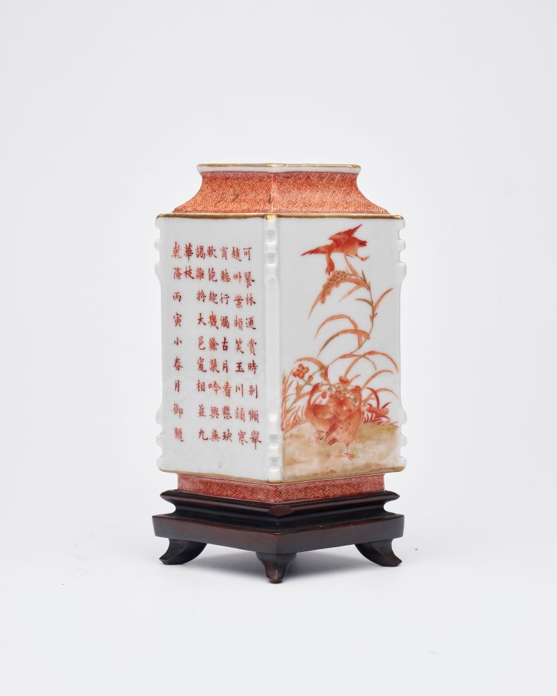 民國 礬紅花鳥紋筆筒 ⌈慎德堂製⌋礬紅楷書款 | AN IRON-RED 'BIRD AND FLOWER' BRUSH POT - 图1