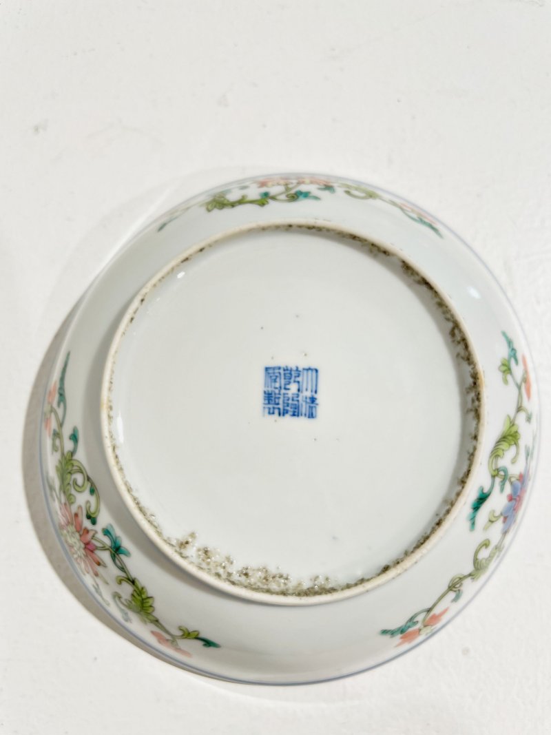 二十世紀 粉彩蝠桃紋盤 ⌈大清乾隆年製⌋青花篆書款 | A FAMILIE ROSE 'BATS AND PEACHES' PLATE - 图4
