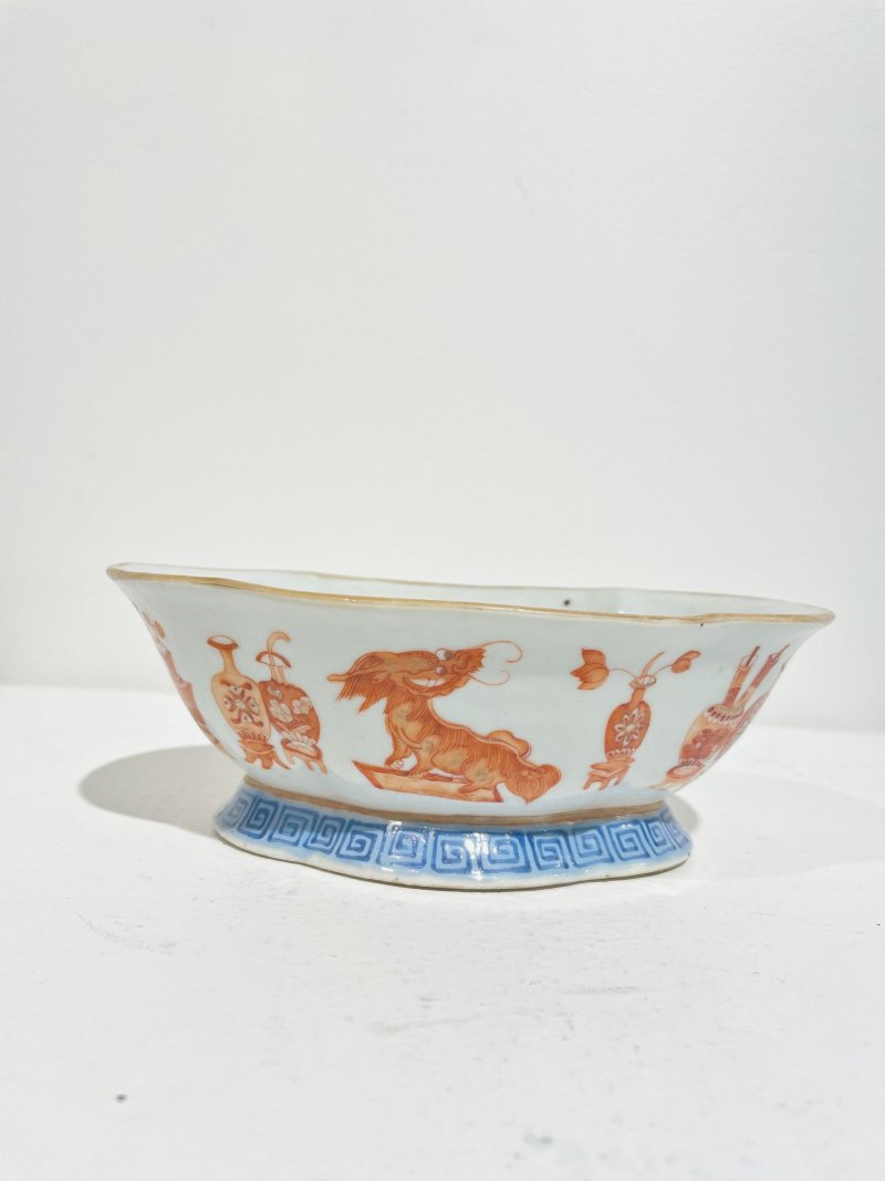 十九世紀 青花、釉上彩瓷器六件 乾隆、嘉慶、及盤長紋底款 | SIX POLYCHROME VESSELS - 图10