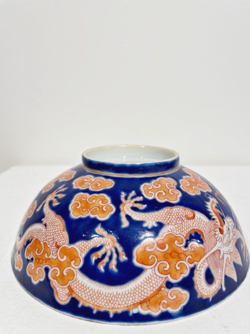 十九世紀 藍地礬紅彩龍紋碗 ⌈大清道光年製⌋礬紅篆書款 | A BLUE GROUND IRON-RED ENAMELLED 'DRAGON' BOWL - 图4