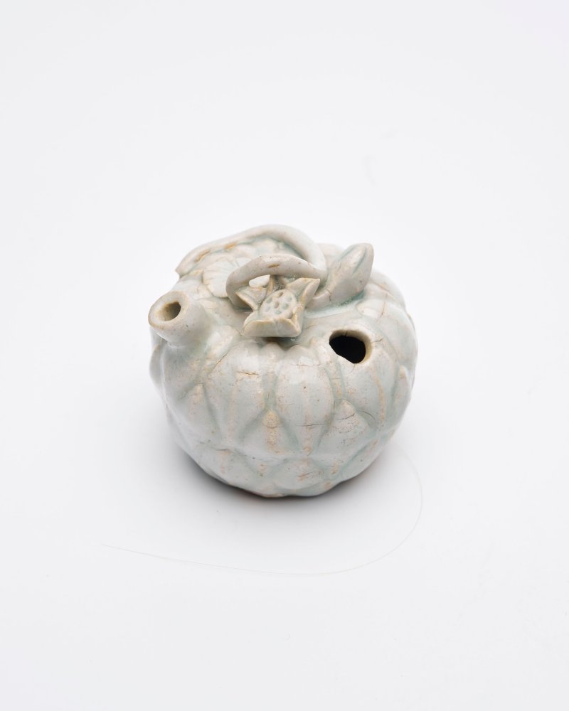 元 青白釉瓜棱形蓮花紋水柱 | A QINGBAI CELADON-GLAZED 'LOTUS' EWER - 图1