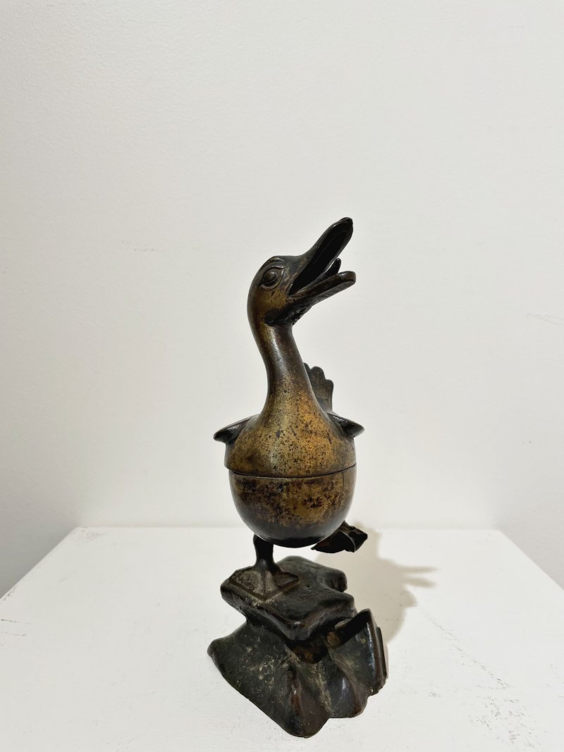 明 局部銅鎏金寶鴨式薰爐 | A PARTIALLY GILT BRONZE 'DUCK' INSENSE BURNER AND COVER - 图7