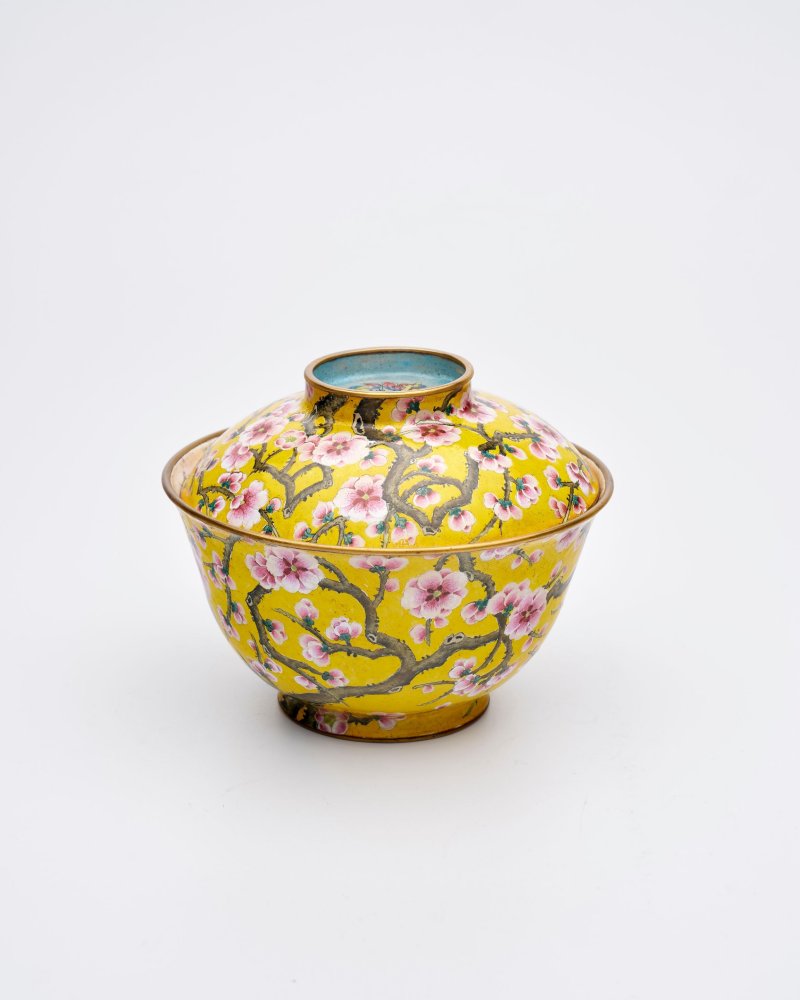 二十世紀 銅胎畫琺琅黃地梅花紋蓋碗 ⌈乾隆年製⌋底款 | A PAINTED ENAMEL 'PLUM BLOSSOM' BOWL AND COVER - 图1