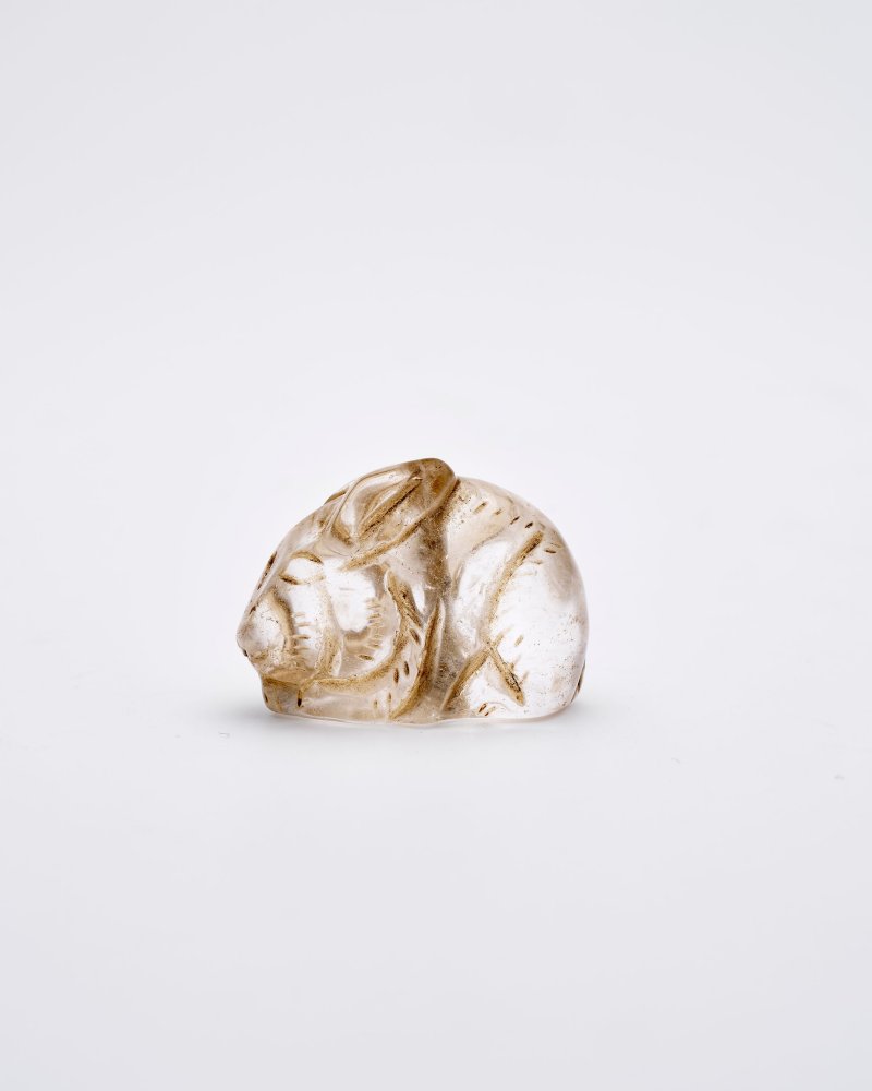 水晶鏤雕柄飾、玉髓蛇形珮及水晶兔形墜一組三件 | A ROCK CRYSTAL 'MYTHICAL BEAST' CARVING, A CHALCEDONY 'SNAKE' PENDANT AND A ROCK CRYSTAL 'RABBIT' PENDANT - 图4