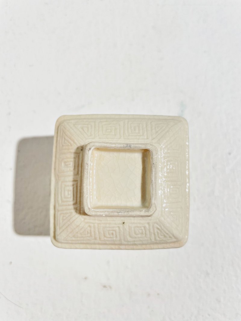 清十八至十九世紀 漿胎四方饕餮紋小水盂 | A SMALL SOFT-PASTE PORCELAIN SQUARE WATER COUPE - 图11