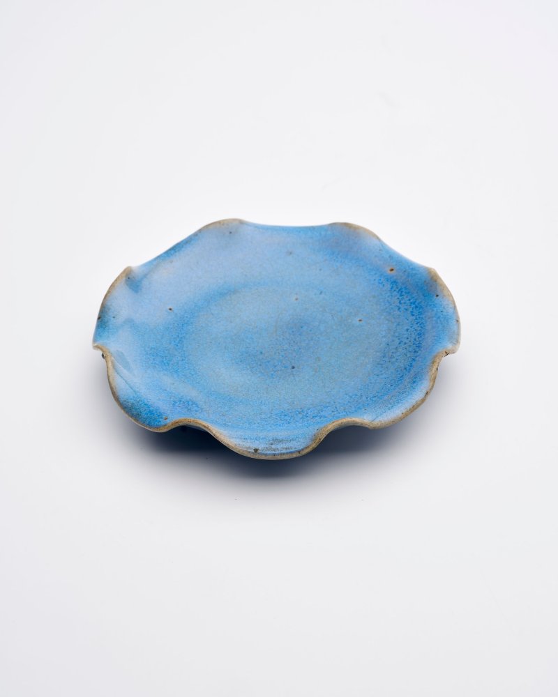 明 （或）鈞窯天藍釉花口盤 | A BLUE-GLAZED LOBED DISH - 图1