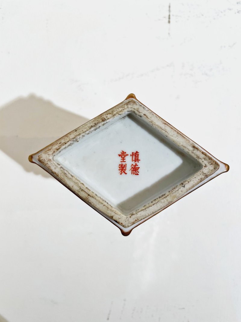 民國 礬紅花鳥紋筆筒 ⌈慎德堂製⌋礬紅楷書款 | AN IRON-RED 'BIRD AND FLOWER' BRUSH POT - 图2
