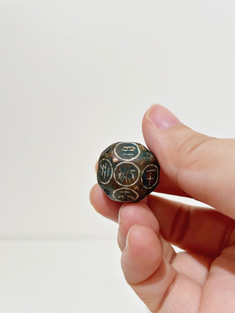 銅錯銀十八面骰 | A BRONZE DICE WITH SILVER INLAYS - 图4