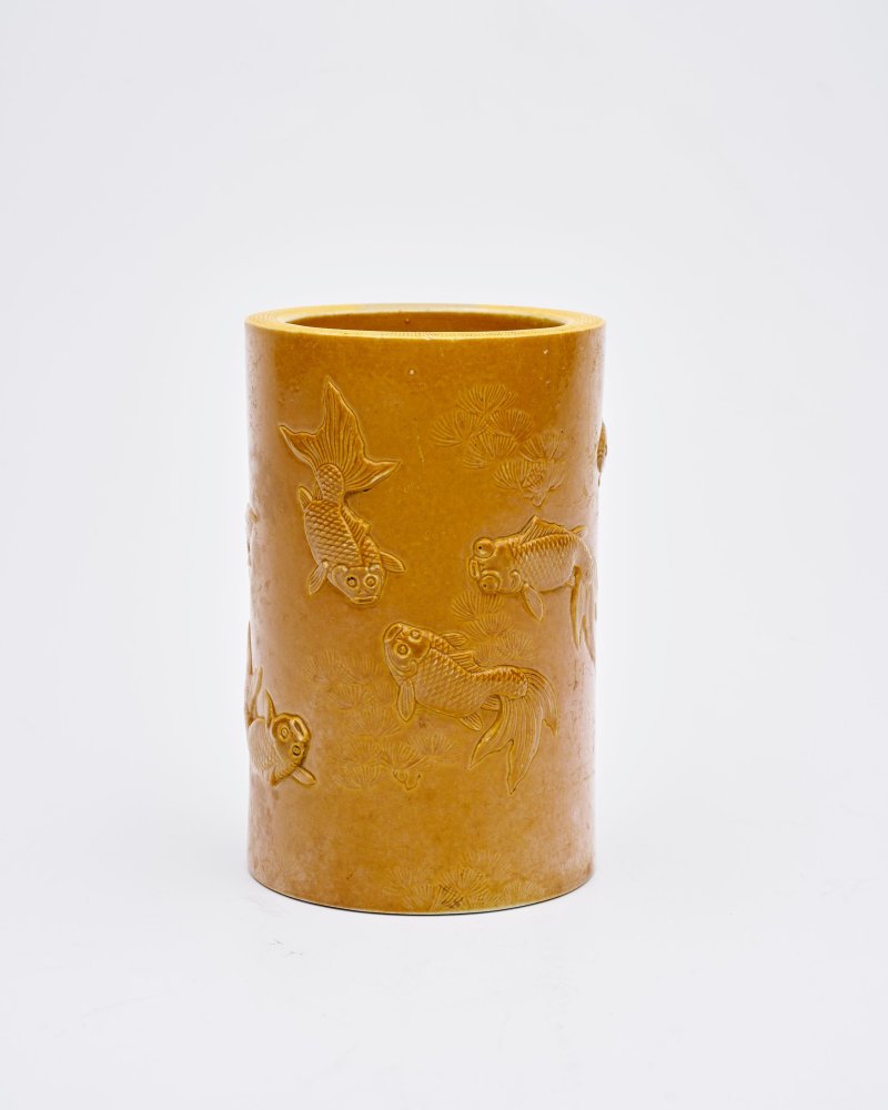 民國 黃釉素胎刻魚紋筆筒「山高水長」模印印章款 | A CARVED YELLOW-GLAZED BISCUIT 'FISH' BRUSH POT - 图1
