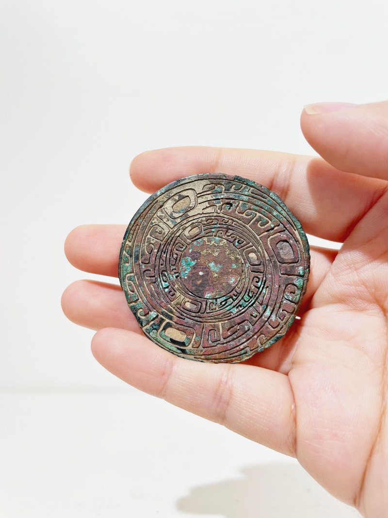 （或）漢 青銅雲雷竊曲紋節約（馬具）兩件 | TWO BRONZE CIRCULAR ACCESSORIES FOR A CARRIAGE - 图5