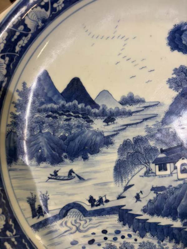 清康熙 青花山水人物图大盘 - 图3
